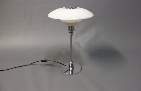 PH 3/2 bordlampe designet i 1999 af Poul Henningsen og fremstillet hos Louis 
Poulsen. 
5000m2 udstilling.
