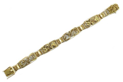 Willy Krogmar; 
A bracelet of 18k gold
