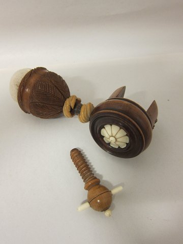 Syskrue, antik, med nålepude
Rigt udskåret og dekoreret med nålepude og skrue til fastspænding på bord
L: 20cm