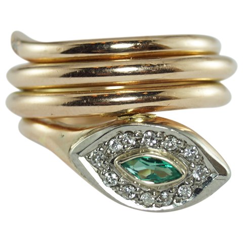 Ring of 14k gold set with an emerald and diamonds