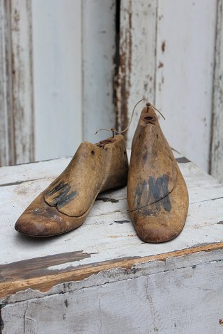 A pair of decorative old French grenadier in wood with super nice patina.