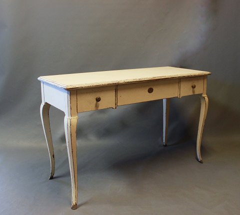Gråmalet skrivebord i gustaviansk stil fra 1930erne.
5000m2 udstilling.
