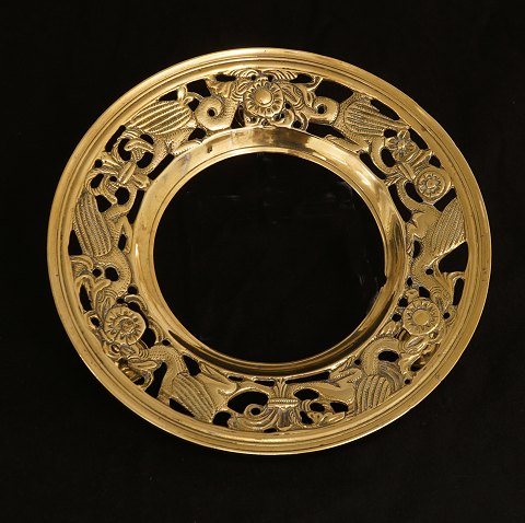 An early brass dish mat. Made in Nürnberg, 
Germany. circa 1600.H: 5,2cm. D: 25cm