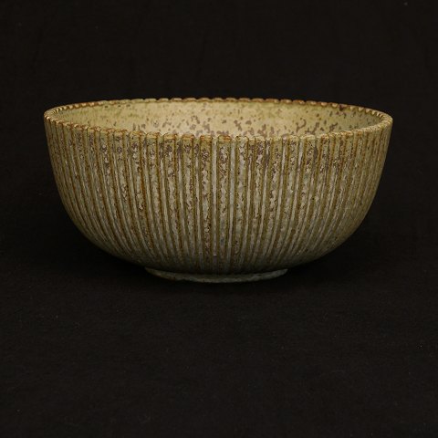 A large stoneware bowl by Arne Bang. Signed. H: 
10,3cm. D: 22,2cm