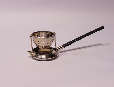 Tea strainer in hallmarked silver with ebony handle by P. Hertz.
5000m2 showroom.