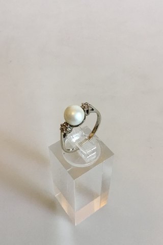 Ring in 14 K White Gold with Pearl and two small Brilliants