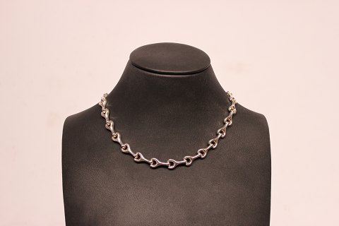 Divided necklace of silver.
5000m2 showroom.
