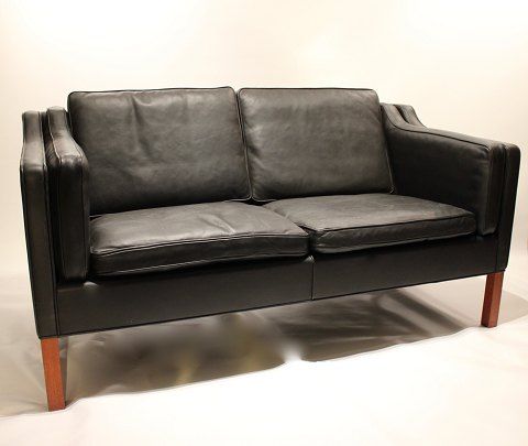 Sort læder 2 personers sofa, model 2212, af Børge Mogensen og Fredericia 
Furniture.
5000m2 udstilling.