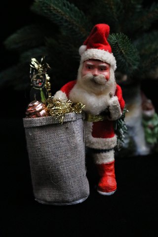Nice, old Santa Claus from the 40s / 50s in felt clothes with Christmas sack...