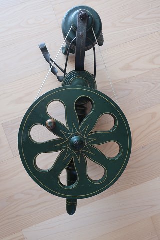 Gammelt krydsnøgleapparat af træ
Fra 1800-tallet
Smukt dekoreret
Krydsnøgleapparatet gør det let enkelt og effektivt at vinde et garnnøgle. Det 
er hurtigere og sjovere end at gøre de i hånden
Fastgøres på bordkanten hvilket gør den meget stabil i brug