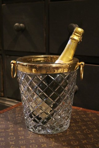 Lækker champagne / vin køler fra 70érne i krystalglas med bred messingkant med 
hanke...