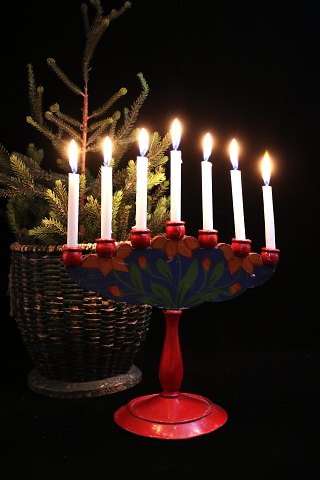 Gammel svensk træ julelysestage med fin original bemaling 
og med plads til 7 små julestearinlys...
