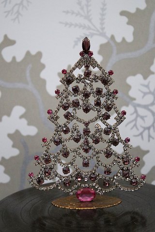 Dekorativt , gammelt juletræ i metal pyntet med rhinsten og krystaller i glas 
fra Böhmen.
H:15,5cm...