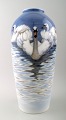 Margrethe Hyldahl (1881-1963) Stor flot vase af porcelæn, B&G, Bing & Grøndahl, 
dekoreret med svaner.