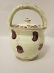 Barselspotte/barselsspand, alsisk, inkl. låg
Fra ca. 1850
Barselspotten er en krukke til mad, og blev brugt 
til at bringe mad til kvinden