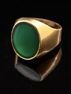 18 karat guld ring strrelse 64  vgt 9 gram med jade