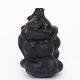 Roxy Klassik 
præsenterer: 
Christina 
Muff / Eget 
værksted 
Organisk vase 
i stentøj med 
sort glasur.
1 stk. på ...