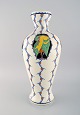 Boch Freres Keramis, Belgien. Stor art deco vase i glaseret keramik med 
håndmalede fugle. 1920/30