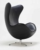 L'Art 
præsenterer: 
Arne 
Jacobsen 1902 – 
1971. ‘Ægget’. 
Hvilestol, 
polstret med 
sort læder, 
drejelig 
midtersøjle ...