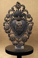 K&Co. 
præsenterer: 
Dekorativt 
, gammelt votiv 
hjerte EX VOTO 
i sølv 
fra omkring 
1850 med en 
rigtig fin 
patina...
