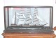 Kunsthandlung Susanne Holzhausen præsenterer: Segelschiff im Glaskasten. Original Bemalung, original Glas. ...