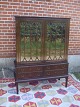 Hepplewhitevitrineskab i mahogny med 2 glaslåger og 4 skufferHøjde: 158 cm. Bredde: 123 ...