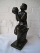 Bronze figur af kvinde der holder et røgelseskar.Fin stand.