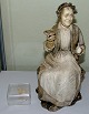 Axel Locher Figur af Sigrid Neiiendam som Gedske Klokkers i Holbergs Barselstuen. Skade på hånd, ...