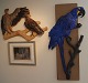 Klosterkælderen præsenterer: Aluminia kunstfajance 2996 Hyacintara. Papegøje 87 cm høj Fajance relief Jeanne ...