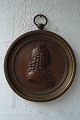 Ubekendt fransk kunstner (19 årh):Voltaire i profil.Patineret bronze plakette med forgyldt ...