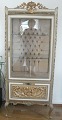 Flot udstillings skab i bemalet guld og creme, 2 glashylder samt lille lukket skab (glasset i ...