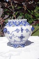 Kgl. Musselmalet helblonde, kongelig porcelæn. Vase Royal Copenhagen, yndig lille vase, ...