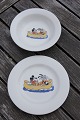 Børneporcelæn med motiv af Mickey Mouse og Fedtmule i kano fra Walt Disney Production. En rigtig ...