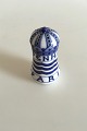 Royal Copenhagen Musselmalet Saltbøsse fra Paris Verdensudstillingen fra 1900. Måler 7cm og er i ...