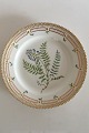 Royal Copenhagen Gammel Flora Danica Frokosttallerken #3550. Måler 22,5cm og er i perfekt stand. ...