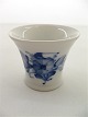 Royal Copenhagen  blå blomst flettet lille vase 8214 1.sort.