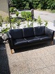 Læder sofa.3 personers i sort læder.flot stand.pris kr. 2200,-(Sofaen kan besigtiges i ...
