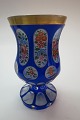 Vase fra Bøhmen fremstillet i første halvdel af 1800 tallet. Overfangsglas er fremstillet ved at ...