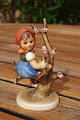 Goebel figur eller M.I. Hummel figur fra perioden 1960-1972.Pige siddende på en gren i ...