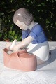 Bing og Grøndahl porcelænsfigur. B&G pige med dukkelift, nr. 2307. Højde 11,5cm. 1. sortering, ...
