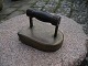 Rundnæset strygejern 16/1700talletL.15cm 10,5cmmed alderrelateret brugsspor