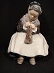 Figur Strikkende Amagerpige. Royal Copenhagen RC nr. 13141. sorteringkontakt for ...