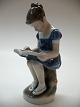 Lyngby figur nr. 95 skolepige Højde ca. 17,5 cm. Stemplet med kongekrone og håndmalet københavn. ...
