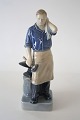 Smed, Kongelig figur nr. 4502. højde 22 cm. dek. nr. 45022. sortering, fin og hel stand. pris ...