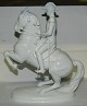 Hvid figur i porcelæn af rytter/officer på sin hest. Fremstillet hos Royal Vienna. I perfekt ...