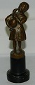 Bronzefigur af pige med gås. Formgivet af billedhuggeren Svend Lindhardt i 1940´erne. I perfekt ...
