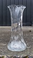 Smuk lilje vase med snoet optik.Højde 27cm.