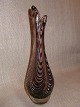 Næbvase 1960 fra Kastrup Glasværk. Design: Ukendt.Vase med indlagte bølgestriber i rødviolet ...