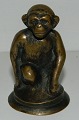 Figur i bronce af siddende abe. Fremstillet omkring 1930. I god stand. Ikke stemplet. 7½ cm høj.
