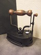 Jern strygejern 1800-talletrund bagtilmed strygejerns fodlængde 17cm. Højde 19cm.